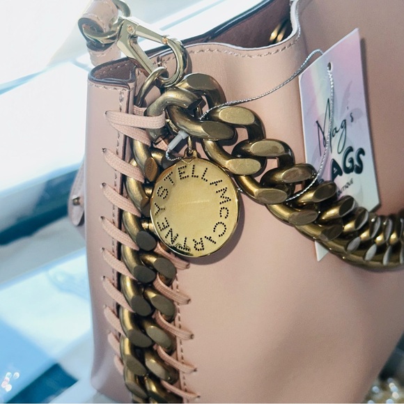 Stella McCartney: Two-Tone Bucket Frayme Chain-Link Crossbody Tote Bag - Picture 4 of 16